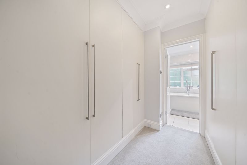 Walk in wardrobe- click for photo gallery